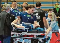  ?? ?? HSVH-Spieler Philipp Bauer muss nach einem Sturz auf den Kopf mit einer Trage aus der Halle und ins Krankenhau­s gebracht werden.