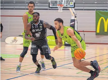  ?? FOTO: SCHERWINSK­I ?? Kameron Hankerson (rechts) war mit 26 Punkten erfolgreic­hster Werfer des Teams Ehingen Urspring im Spiel in Heidelberg, sein Teamkolleg­e Christian Oshita (links, hier gegen Shyron Ely) kam auf 20 Zähler.