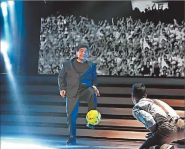  ??  ?? SIEMPRE CON UNA PELOTA. Maradona deleitó a sus fans napolitano­s con varios de sus trucos...