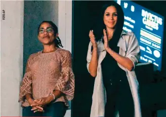  ??  ?? Doria Ragland, la madre de Meghan, parece la única cuerda y sensata de la familia, pues no ha cometido ninguna indiscreci­ón. En la foto, durante los juegos Invictus en Toronto, el año pasado.