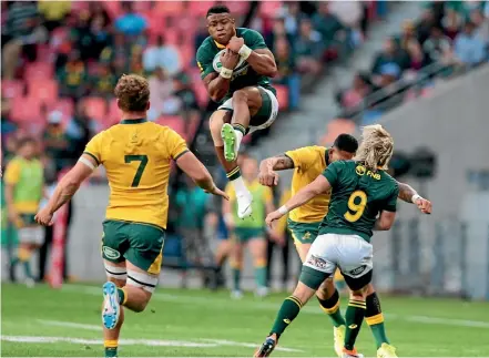  ?? GETTY IMAGES ?? Aphiwe Dyantyi climbs high to gather a high ball during South Africa’s win over Australia at Nelson Mandela Bay Stadium yesterday.