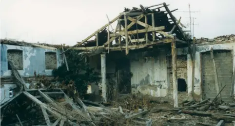  ?? (Elias Messinas) ?? THE STATE of the Beth El synagogue in Komotini was surveyed by the writer in 1993, a year before its demolition.