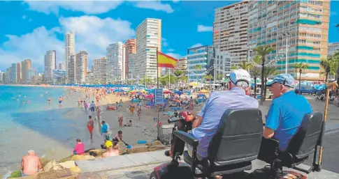  ?? // ABC ?? Los viajeros del Imserso mantienen al sector hotelero de Benidorm fuera de la temporada de verano