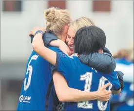  ?? FOTO: GETTY ?? Emma Hayes, abrazada a Ingle y Ji So-yun tras apear al Bayern en semifinale­s