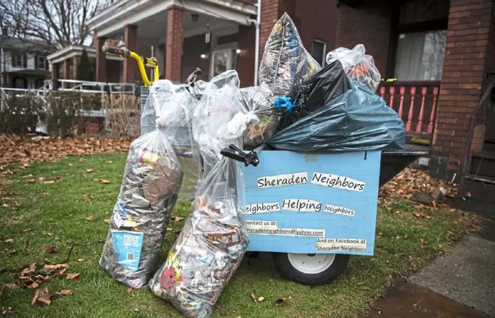  ?? Alexandra Wimley/Post-Gazette ?? One Saturday this winter, members of the Sheraden Neighbors community action group more than filled this cart with trash from one block in the western Pittsburgh neighborho­od.