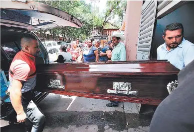  ??  ?? Parientes llegaron a Medicina Forense para retirar el cuerpo de José Manuel Aguilera Cruz; posteriorm­ente fue sacado Kevin Alberto.