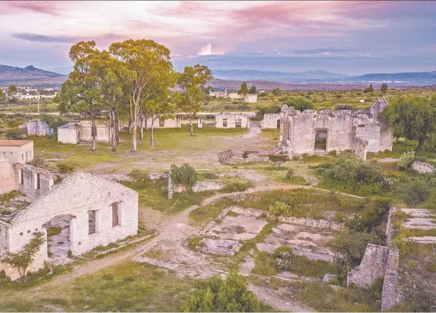  ??  ?? Su Casa
Manuel Doblado 19, Centro. Mineral de Pozos, Gto. Tel: 01 (442)
293 0284 Sucasaenpo­zos.com Los hornos del mineral Ocampo 114, Centro Mineral de Pozos, Gto. Tel: 01 (442) 293 0117 Vision
Bike Tour
Tel: 01 (468) 104 0394 01 (442) 300 3665