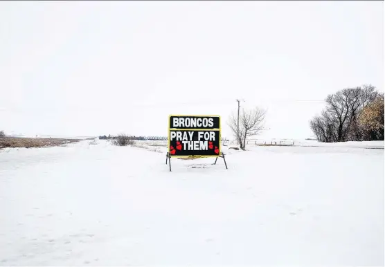  ?? KAYLE NEIS ?? A sign on Highway 5 shows support for the Broncos near Humboldt, on Monday. The bus crash claimed 15 lives, with four in critical condition and four in serious condition.