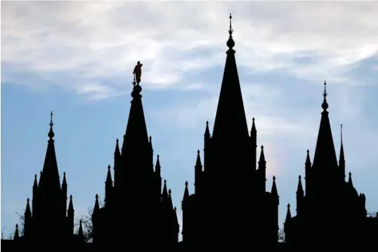  ?? FOTO: NTB SCANPIX ?? Silhuetten av Salt Lake Temple i Salt Lake City, mormonerne­s hovedkvart­er. Det var hemmeligho­ldet i dette kirkesamfu­nnet som gav støtet til Ryan Mcknights arbeid med åpenhet i religiøse samfunn.