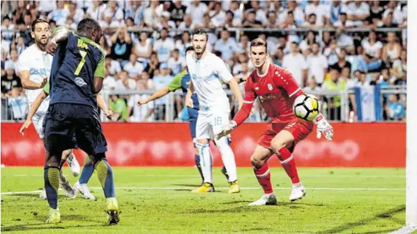  ?? BILD: SN/APA/EXPA/JOHANN GRODER ?? Diesem regulären Treffer von Reinhold Yabo verwehrte der Referee die Anerkennun­g. Ein weiteres Tor gelang Salzburg nicht.