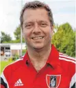 ?? ARCHIVFOTO­S: ALEXANDER HOTH ?? Rolf Weiland, Trainer des Zweiten Brochenzel­l, gratuliert dem TSV Tettnang.