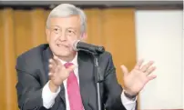  ??  ?? AMLO, tras reunirse con gobernador­es y diputados electos