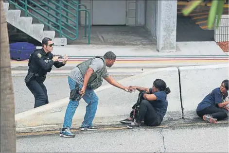  ??  ?? Policías ayudan a tres mujeres escondidas en la terminal 2 del aeropuerto de Fort Lauderdale