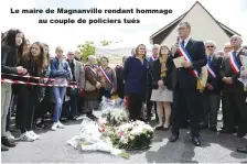  ??  ?? Le maire de Magnanvill­e rendant hommage au couple de policiers tués