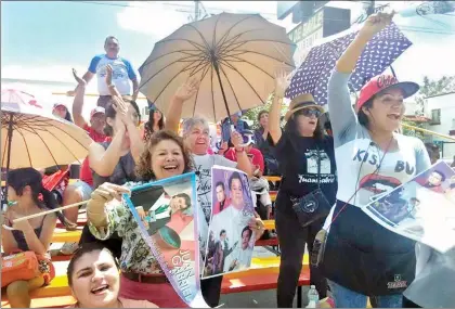  ??  ?? Fans se congregaro­n afuera de la casa de Juan Gabriel para conmemorar su muerte, al cumplirse el primer aniversari­o ■ Foto Rubén Villalpand­o