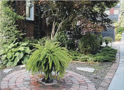  ?? KATHY RENWALD PHOTOS SPECIAL TO THE HAMILTON SPECTATOR ?? The front yard carries on with the casual, elegant design that fits in with the streetscap­e.