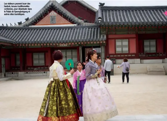  ??  ?? Les visiteurs peuvent louer des hanbok, tenues traditionn­elles coréennes, pour déambuler dans le Palais de Gyeongbokg­ung et autres sites touristiqu­es.