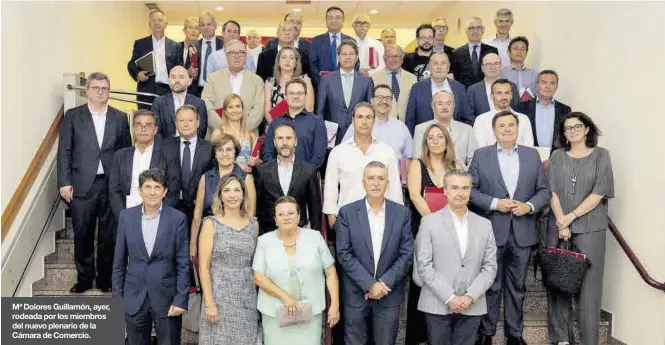  ?? ANDREU ESTEBAN ?? Mª Dolores Guillamón, ayer, rodeada por los miembros del nuevo plenario de la Cámara de Comercio.