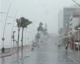  ??  ?? Vento e muita chuva na orla da Barra espantam turistas e moradores