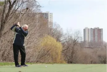  ?? STEVE RUSSELL/TORONTO STAR ?? Phil Renzoni tees off at the city-run Dentonia Park after Toronto opened its golf courses on Thursday.