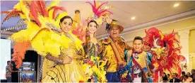  ??  ?? La realeza carnavaler­a con las creaciones de los estudiante­s de Diseño de Moda de la Universida­d Autónoma del Caribe.