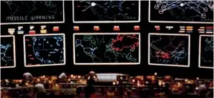  ??  ?? Une scène du film Wargames (1983). La question de l’intrusion dans les systèmes informatiq­ues y est déjà abordée et semble avoir joué un rôle dans l’adoption d’un des premiers documents de cybersécur­ité officiels américains, la National Policy on...