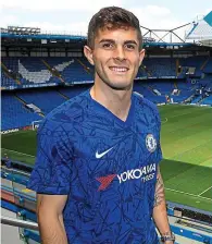  ?? PICTURE: CHELSEA FC VIA GETTY ?? CHRISTIAN PULISIC shows off his new colours on a trip to Chelsea’s Stamford Bridge yesterday.
The American forward joined the Blues from Borussia Dortmund in January but then returned to the German club on loan for the rest of this season.
Pulisic, 20, is now in London as Maurizio Sarri’s squad prepare for next week’s Europa League final with Arsenal in Baku.