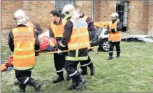  ??  ?? Le chauffeur, très atteint, est évacué en pleine sécurité