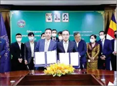  ?? AGRICULTUR­E MINISTRY ?? Agricultur­e minister Veng Sakhon (centre right) signs the MoU with the Xiamen-based commercial centre on August 8.