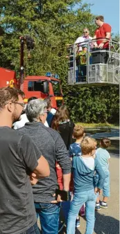  ??  ?? Für eine Fahrt nach oben mit der Drehleiter der Neuburger Feuerwehr standen Jung und Alt Schlange.