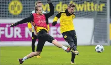  ?? FOTO: DPA ?? Jacob Bruun Larsen (re.) – im Duell mit André Schürrle – ist nun VfBler.
