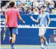  ?? Foto: afp ?? Jo-Wilfried Tsonga (links) gibt gegen Novak Djokovic auf.