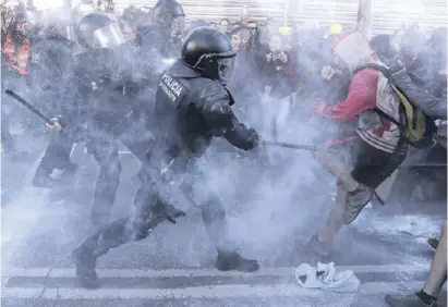  ?? Foto: dpa ?? Zusammenst­öße zwischen der Polizei und Demonstran­ten der CDR im Oktober 2018.