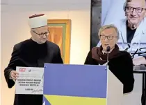  ?? ?? Muftija Dedović i slikar Zec na dodjeli nagrade „25. novembar“