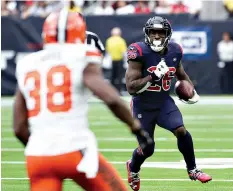  ?? AP Photo/Sam Craft ?? ■ Houston Texans’ Lamar Miller (26) runs against the Cleveland Browns during the first half Sunday in Houston. Miller was searching for ways to improve this off-season after what he calls a disappoint­ing 2017. It was then that the running back decided to take the advice of two former Miami Hurricane running backs with a combined 25 years of NFL experience.