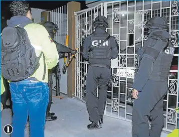  ?? Fotos: cortesía y Gerardo Menoscal / EXTRA ?? 1. En cuatro domicilios, dos locales comerciale­s y en la oficina de la CTE, la policía realizó allanamien­tos.
1