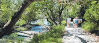  ??  ?? Willkommen­e Abwechslun­g zum Strandlebe­n: wandern im Acherontal entlang des glasklaren Flusses.