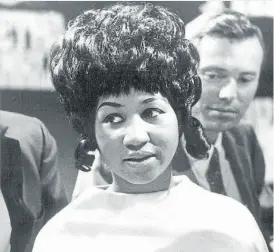  ??  ?? De joven. El autor dice que la familia de Aretha “era monstruosa”.