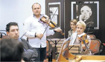  ??  ?? Violinisti Bojan Čičić i Laura Vadjon s ansamblom na pokusu u dvorani LZ Miroslav Krleža