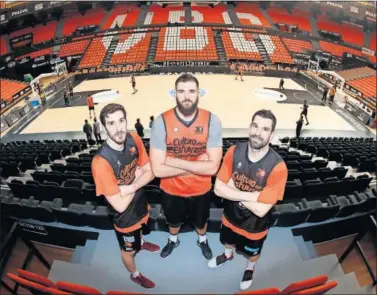  ??  ?? CALDERA TARONJA. Vives, que será baja por un esguince, Dubljevic y Rafa Martínez, en La Fonteta.