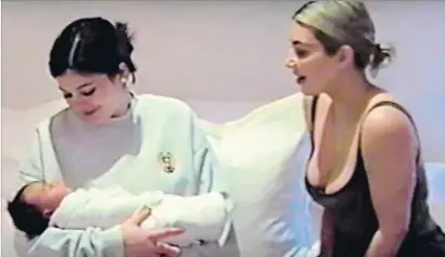  ?? . ?? Kylie tiene en brazos a su sobrina Chicago, ante la presencia de su hermana Kim, madre de la niña