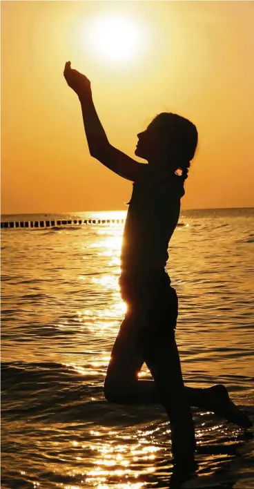  ?? FOTO: SUSANNA KRÜGER ?? „Tolle Sonnenunte­rgänge luden auf der Insel Poel zu kreativen Fotomotive­n ein. So versuchte unsere Tochter, die Sonne einzufange­n“, schreibt Susanna Krüger aus Ilmenau zu ihrem Foto „Die Sonne berührt“.