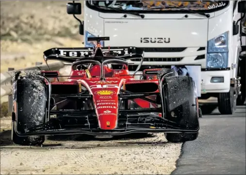  ?? ?? El coche de Charles Leclerc, en la cuneta del circuito de Sakhir tras quedarse parado durante el GP de Bahréin del pasado fin de semana.