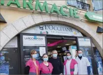  ?? (Photos Dylan Meiffret et B. C.) ?? Sur la place de la Vignasse, l’équipe de la pharmacie soutient les victimes de violences. Hier de nombreux bâtiments comme la tour Sarrazine d’antibes ont viré à l’orange.