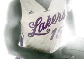  ??  ?? Una delle divise NBA natalizie ideate dall’Adidas