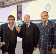  ??  ?? Ira gli stand. Da sinistra, Claudio Marenzi (presidente Smi), Vincenzo Boccia e Ercole Botto Poala (presidente Milano Unica)