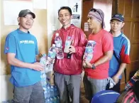  ??  ?? MALIM gunung ketika menerima tajaan air minuman dari Life Water Industries Sdn Bhd.