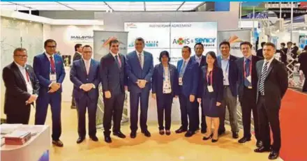  ??  ?? MAHB managing director Datuk Badlisham Ghazali (fifth from left) with other officials at the Singapore Airshow recently.