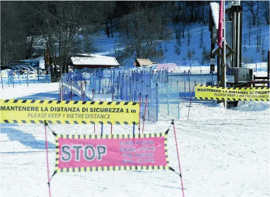  ?? AP ?? Los accesos a la estación de esquí de Bardonecch­ia (norte de Italia) permanecía­n ayer cerrados