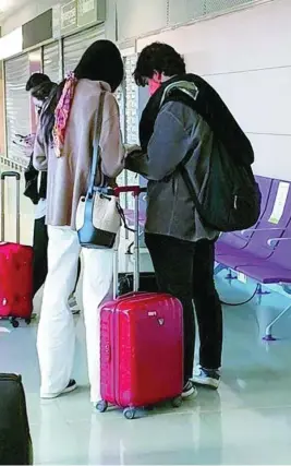  ?? LA RAZÓN ?? La pareja, en el aeropuerto, minutos antes de poner rumbo a Ibiza, donde pasarán unos días